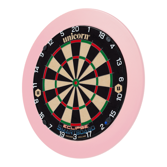 Das Bild zeigt eine Unicorn Eclipse Smartboard Steeldartscheibe mit einem pinken Schutzring. Die Dartscheibe hat klare Zahlen und farbige Segmente für das Dartspiel.
