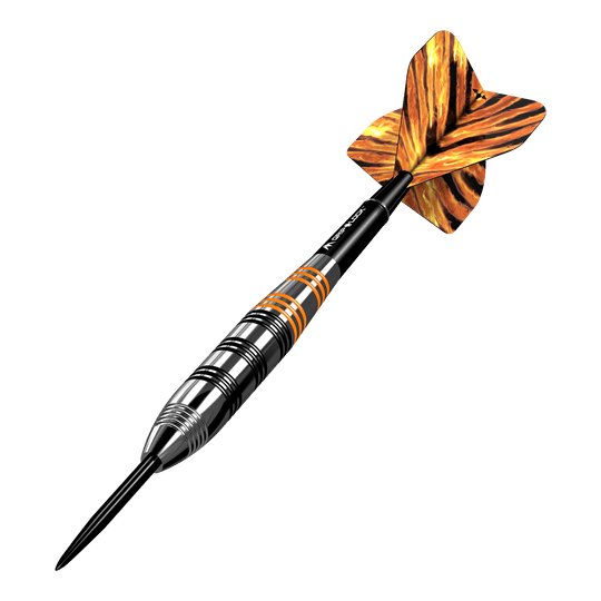 Mission Javan Brass Steeldarts - 22g Das Bild zeigt einen Mission Javan Brass Steeldart mit einem Gewicht von 22 Gramm. Der Dart hat ein schwarz-silbernes Design mit orangefarbenen Akzenten und auffällig gemusterten Flights.