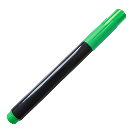 Board Marker Auf dem Bild ist ein schwarzer Whiteboard-Marker mit grüner Kappe zu sehen. Der Marker hat zudem ein grünes Ende.