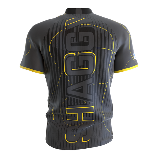 Target Coolplay Collarless Scott Williams Dartshirt Das Bild zeigt das Target Coolplay Collarless Scott Williams Dartshirt von hinten. Das Shirt ist grau mit gelben Akzenten und dem großen Schriftzug "SHAGGY" auf dem Rücken.