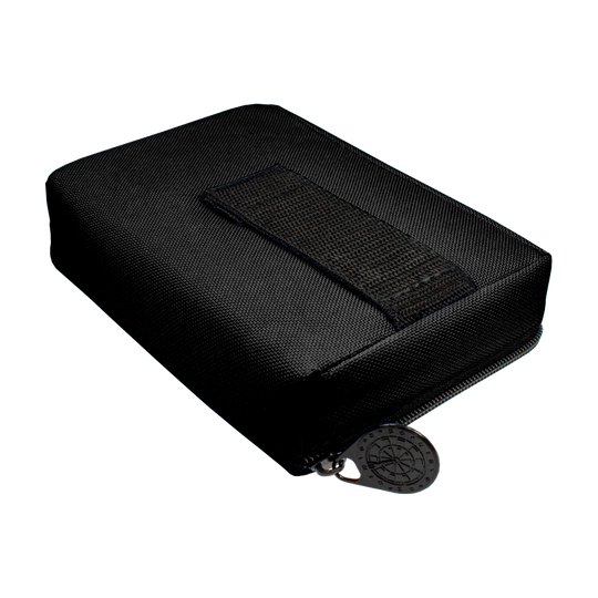 705_McDart_Tasche_Klein_Schwarz_3 Die Abbildung zeigt die McDart Tasche Klein in schwarzer Farbe. Sie besteht aus robustem Material und wird mit einem Reißverschluss geschlossen.