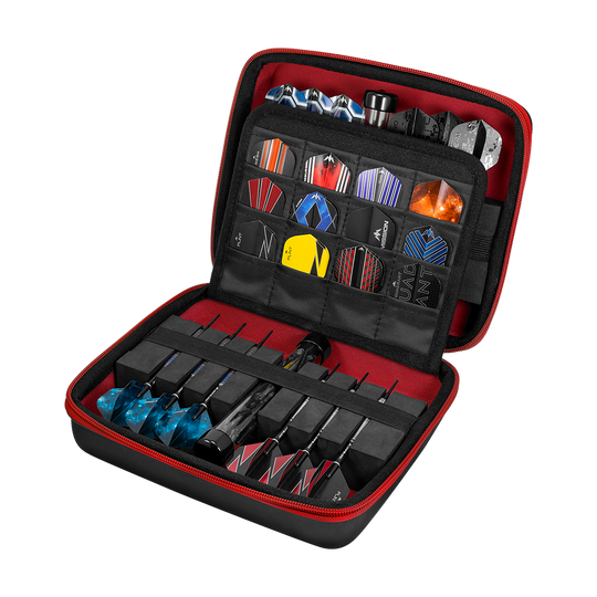 Mission Luxor Dart-Wallet Das Bild zeigt ein geöffnetes Dart-Set in einer schwarzen und roten Hülle. Darin sind mehrere Darts und verschiedene Dart-Flights ordentlich verstaut.