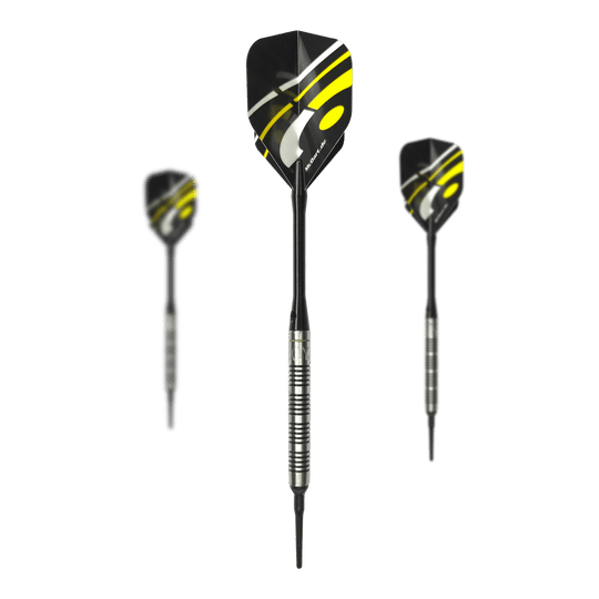 McDart 85er Tungsten V17 Softdarts - 16,5g Auf dem Bild sind drei Softdarts des Modells "McDart 85er Tungsten V17" mit einem Gewicht von 16,5g zu sehen. Die Darts haben schwarze Flights mit gelben und weißen Akzenten sowie silberne, gerillte Barrels.