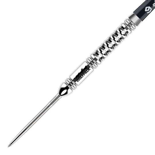 Caliburn Wolfpack W1 Steeldarts - 23g Das Bild zeigt einen Caliburn Wolfpack W1 Steeldart mit einem Gewicht von 23,5g. Der Dart hat ein silbernes, geriffeltes Design und ist mit dem Schriftzug "WOLFPACK" versehen.