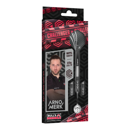 Bulls Challenger Arno Merk Steeldarts - 22g Die Abbildung zeigt die Verpackung der „Bulls Challenger Arno Merk Steeldarts - 22g“. Auf der Verpackung sind der Dartspieler Arno Merk, die Darts sowie die Angaben „90% Tungsten“ und „22g Steel Tip“ zu sehen.