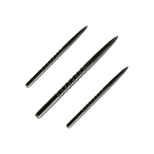57752_Bulls_GP3_Steeldartspitzen_Schwarz_38mm_1 Das Bild zeigt drei schwarze Stahl-Dartspitzen des Produkts „Bulls GP3 Steeldartspitzen Schwarz“. Sie sind spitz zulaufend und haben Rillen zur besseren Griffigkeit.