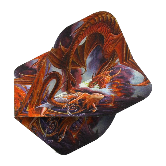 Das Bild zeigt die Alchemy Forge Of Vesuvius No2 Standard Flights mit einem auffälligen Drachenmotiv. Die Flights sind farbenfroh gestaltet und ideal für Dartpfeile geeignet.