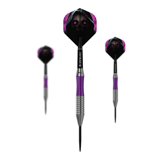 Mission Phantom Brass Steeldarts - 22g Das Bild zeigt drei Steeldarts des Produkts „Mission Phantom Brass Steeldarts - 22g“. Die Darts haben silberne und lila Griffe sowie Flights mit Totenkopf-Motiv und dunklem Hintergrund.