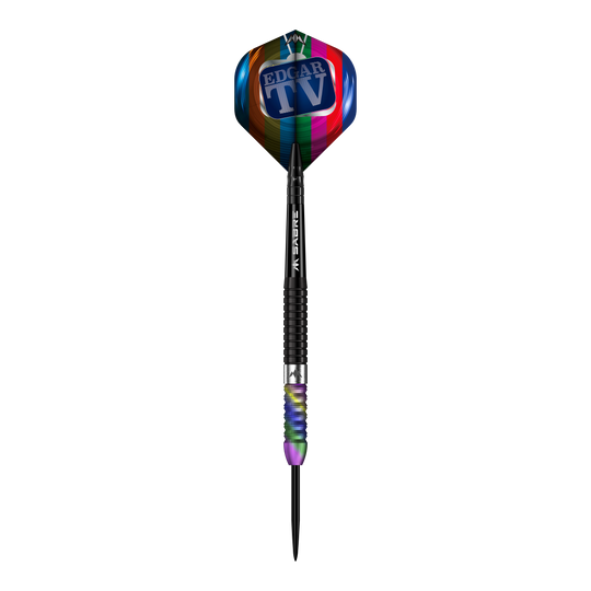 Mission Matt Edgar Steeldarts Das Bild zeigt einen Steeldart mit dem Namen "Mission Matt Edgar Steeldarts". Der Dart hat einen bunten Flight mit der Aufschrift "EDGAR TV" und ein schwarz-geriffeltes Barrel.