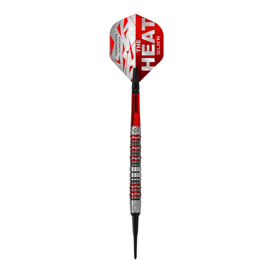 Das Bild zeigt einen Harrows Damon Heta Series 3 Softdart. Der Dart ist silber, rot und schwarz gestaltet und trägt den Aufdruck "The Heat" auf dem Flight.