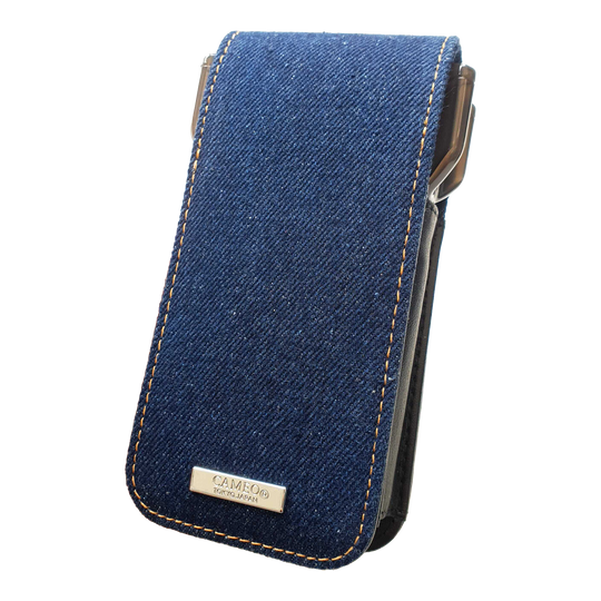 Cameo Acento Denim Dartcase Dies ist ein Dartcase aus indigofarbenem Denim-Stoff. Auf der Vorderseite befindet sich ein Metall-Label mit der Aufschrift "CAMEO TOKYO JAPAN".