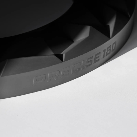 Precise 180 3D Dartboard Surround Subterra - Graphite Das Bild zeigt das Produkt Precise 180 3D Dartboard Surround Subterra - Graphite. Es ist eine moderne Dartboard-Umrandung in der Farbe Graphit.