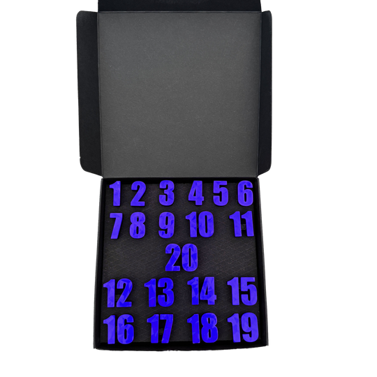 McDart Dartboard Steckzahlen / Zahlenring Classic Eine blaue Box ist auf dem Bild zu sehen. Das Produkt ist im klassischen Stil gestaltet.