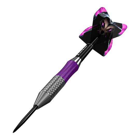Mission Phantom Brass Steeldarts - 22g Dies ist ein Mission Phantom Brass Steeldart mit einem Gewicht von 22 Gramm. Der Dart hat ein metallisches Griffstück mit lila Akzenten und einen auffälligen Flight mit einem schwarzen und lila Design.