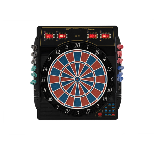 Das Bild zeigt die elektronische Dartscheibe Karella CB 50 in Turnierausführung. Sie hat ein digitales Display und verschiedene farbige Dartpfeile an den Seiten.