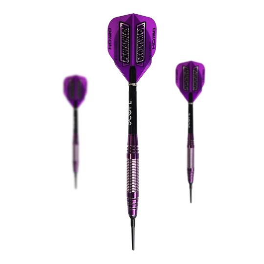 Zu sehen ist das McDart Purple Brass Softdarts Set mit 18g. Das Set enthält mehrere lila Softdarts.