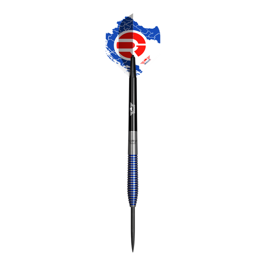 Bulls NL Romeo Grbavac Steeldarts - 23g Das Bild zeigt einen Steeldart namens "Bulls NL Romeo Grbavac Steeldarts - 23g". Der Dartpfeil hat einen schwarz-silber-blauen Schaft und eine Flights mit blau-weiß-rotem Design.