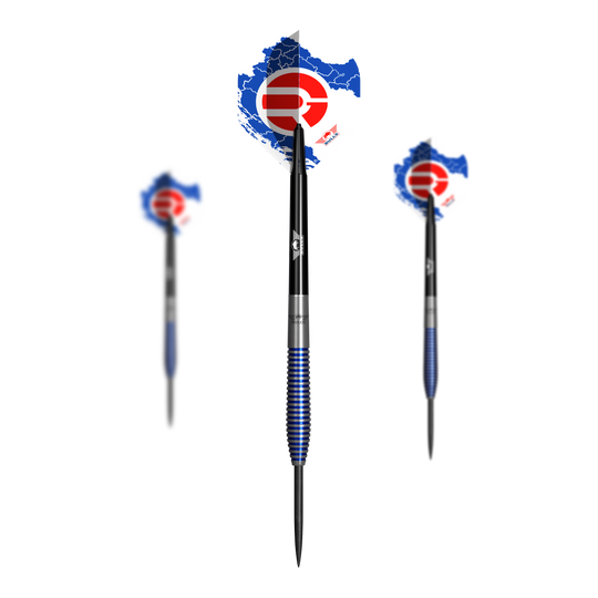 Bulls NL Romeo Grbavac Steeldarts - 23g Das Bild zeigt drei Steeldarts des Produkts "Bulls NL Romeo Grbavac Steeldarts - 23g". Die Darts haben blaue, silberne und schwarze Akzente sowie Flights mit einem roten und blauen Muster.