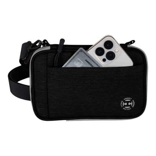 Harrows Smart Case XL Dartwallet Auf dem Bild ist eine schwarze Harrows Smart Case XL Darttasche zu sehen. In der vorderen Tasche stecken ein Smartphone und eine Kreditkarte.