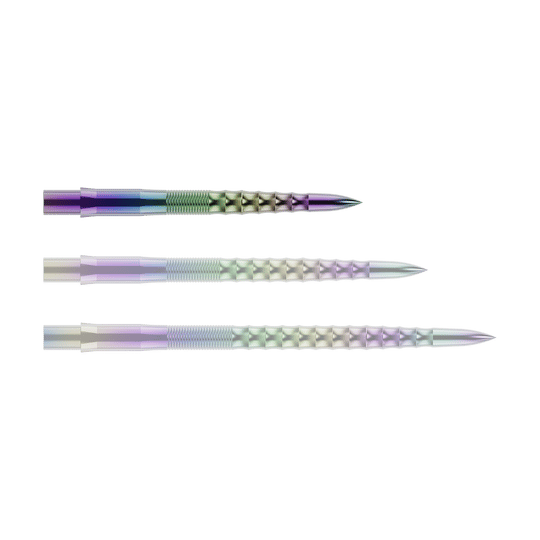 Auf dem Bild sind drei bunte Steeldartspitzen mit einem geriffelten und gewellten Muster zu sehen. Sie liegen parallel nebeneinander auf einem grünen Hintergrund.