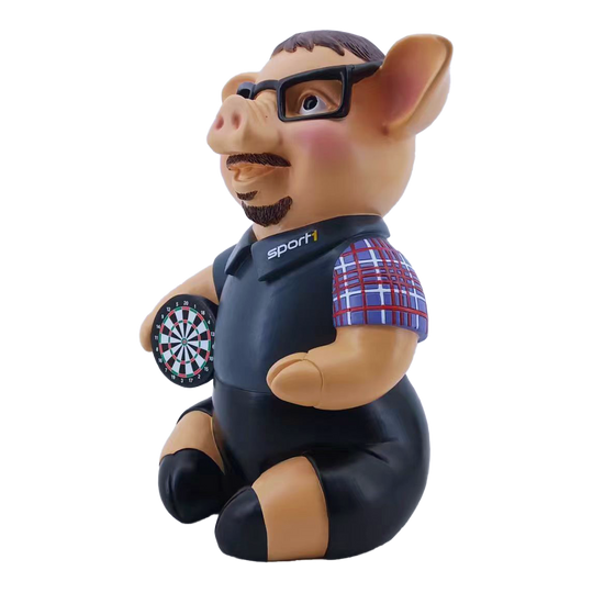 Sport1 Legenden Phrasenschwein Das Bild zeigt das Produkt "Sport1 Legenden Phrasenschwein 2024" als originelles Sparschwein in Schweineform. Das Sparschwein trägt eine Brille, ein Sportoutfit und hält eine Dartscheibe.