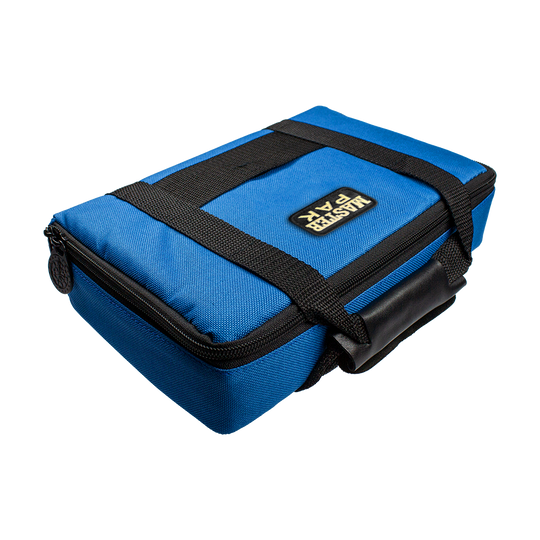 Pak3_Master_Pak_Darttasche_Blau_2qU7KDRTbQe1Sd Die Abbildung zeigt eine blaue Tasche mit der Aufschrift "Master Pak" auf der Oberseite. Die Tasche hat einen Reißverschluss und einen schwarzen Tragegriff.