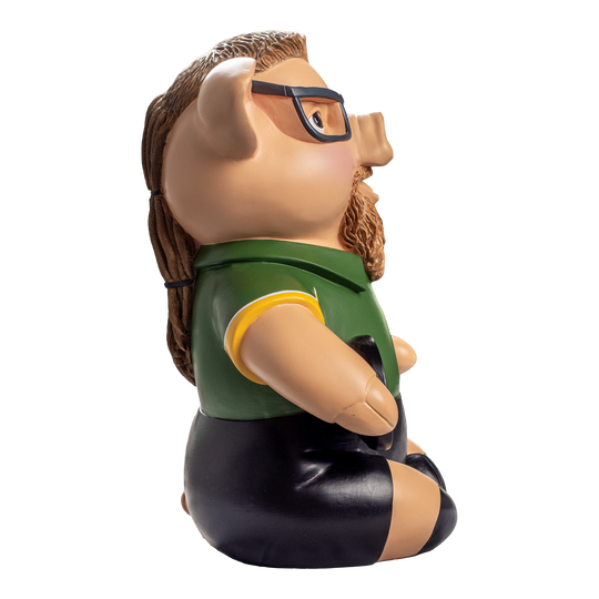 Sport1 Zaubermeister Phrasenschwein Das Bild zeigt ein Sparschwein in Form eines Schweins mit Brille, Bart und Zopf. Es trägt ein grünes Shirt und eine schwarze Hose.