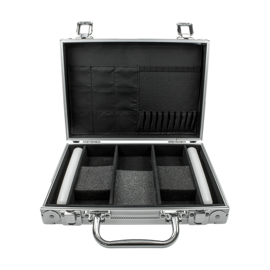 8025-02_Karella_Alukoffer_Silber_3 Der Aluminiumkoffer ist geöffnet und zeigt ein schwarzes, unterteiltes Innenfach. Im Deckel befinden sich verschiedene kleine Taschen und Einsteckfächer.