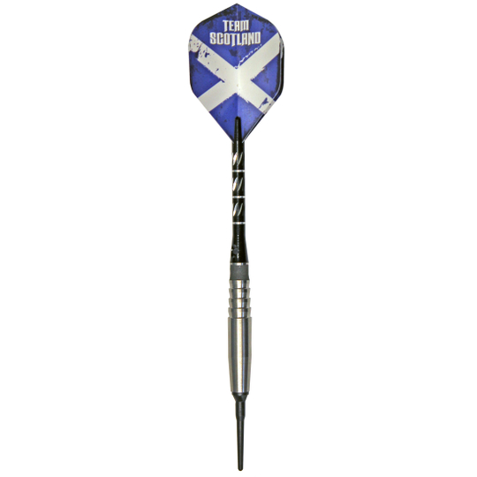 7064 Auf dem Bild ist ein Softdart der Marke McDart 90% Series, Modell 4, mit einem Gewicht von 18g zu sehen. Die Dartflügel sind blau mit einem weißen Kreuz und der Aufschrift "Team Scotland" gestaltet.