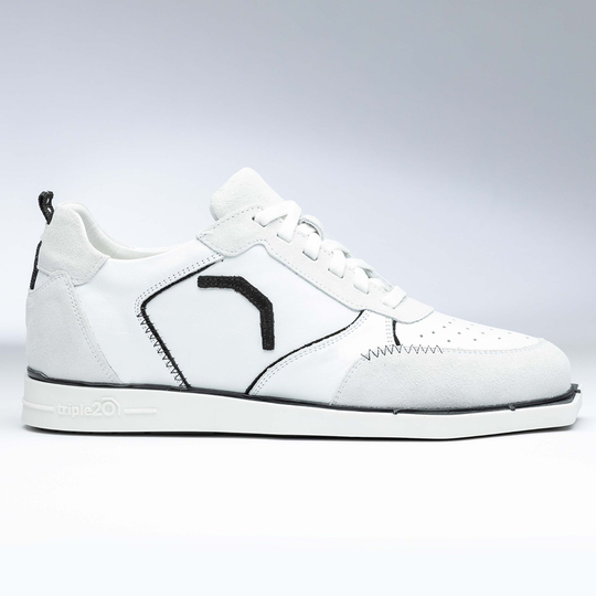 20100002-00_Triple20_Dartschuhe_Leder_Weiss_Schwarz_2 Der Schuh "Triple20 Dartschuhe Leder - Weiß Schwarz" ist ein weißer Sneaker mit schwarzen Details. Er besteht aus Leder und hat eine sportliche, moderne Optik.
