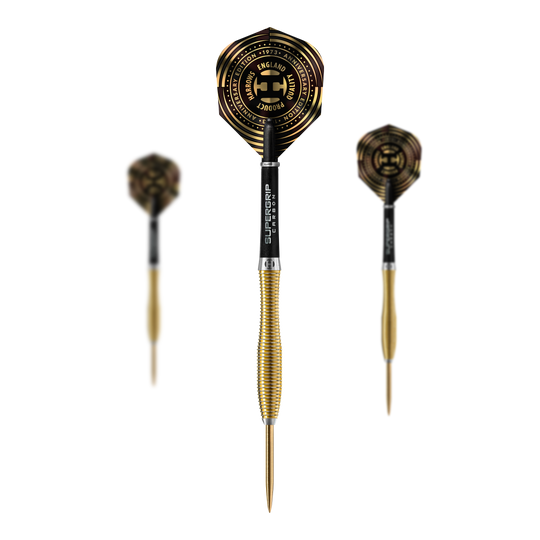 Harrows Anniversary Edition V-Wing Steeldarts Das Bild zeigt die Harrows Anniversary Edition V-Wing Steeldarts. Die Darts haben ein gold-schwarzes Design mit auffälligen Flights und einem geriffelten Griff.