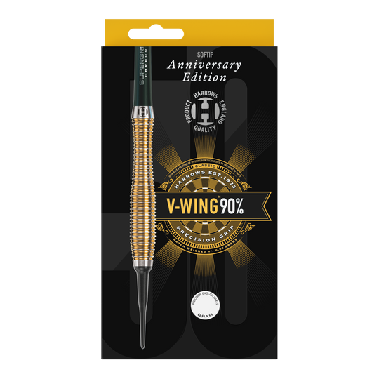 Harrows Anniversary Edition V-Wing Softdarts - 18g Auf dem Bild ist eine Packung der "Harrows Anniversary Edition V-Wing Softdarts - 18g" zu sehen. Die Verpackung ist schwarz-gold gestaltet und hebt die Präzisionsqualität und den 90%igen Tungsten-Anteil hervor.