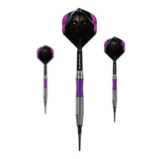 Mission Phantom Brass Softdarts - 18g Das Bild zeigt drei Softdarts des Modells "Mission Phantom Brass Softdarts - 18g". Die Darts haben einen silbernen und lila Griff sowie Flights mit einem Totenkopf-Motiv.