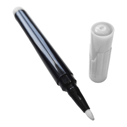 Auf dem Bild ist ein schwarzer Whiteboardmarker mit abgenommener weißer Kappe zu sehen. Der Marker liegt schräg, während die Kappe daneben steht.