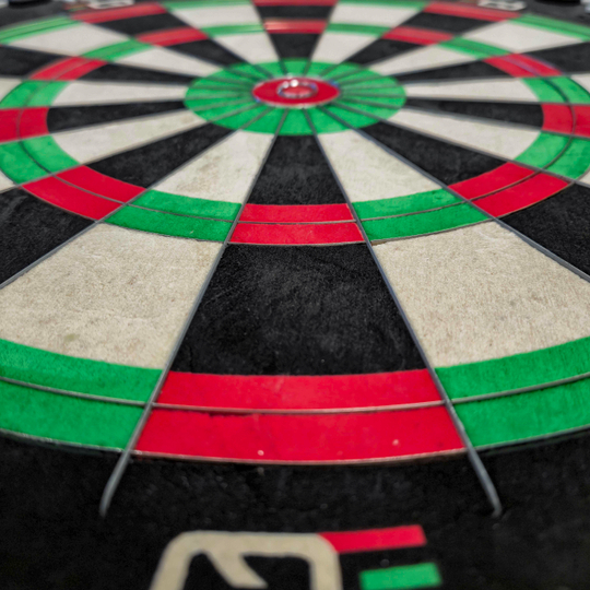 Winmau Equalizer Steeldartboard Das Bild zeigt das Winmau Equalizer Steeldartboard. Es handelt sich um ein Dartboard für Steeldarts.