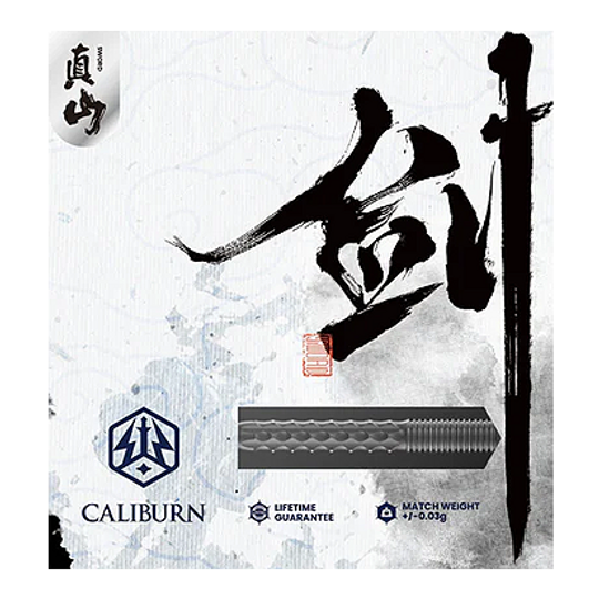 Caliburn Sword S1 Steeldarts Das Bild zeigt die Verpackung der "Caliburn Sword S1 Steeldarts". In der Mitte ist ein Dartpfeil abgebildet, umgeben von asiatischer Kalligrafie.