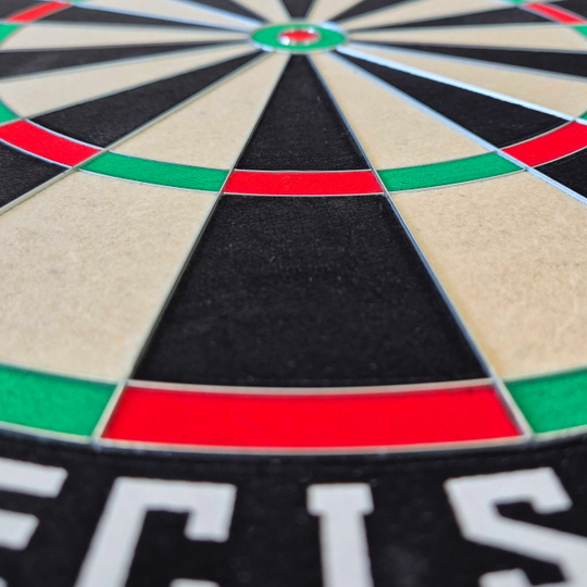 McDart Precision Steeldartboard Das Bild zeigt eine Nahaufnahme eines McDart Precision Steeldartboards. Die farbigen Segmente und die scharf abgegrenzten Felder sind deutlich zu erkennen.