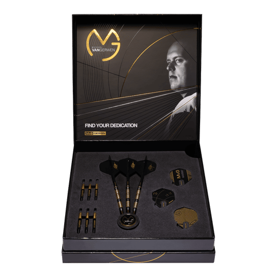 Das Bild zeigt eine elegante Geschenkbox mit den Winmau Michael Van Gerwen 5-Year-Anniversary Limited Edition Steeldarts – 22,5g. In der Box befinden sich drei Darts, zusätzliche Flights und Spitzen, alles in einem schwarzen und goldenen Design.