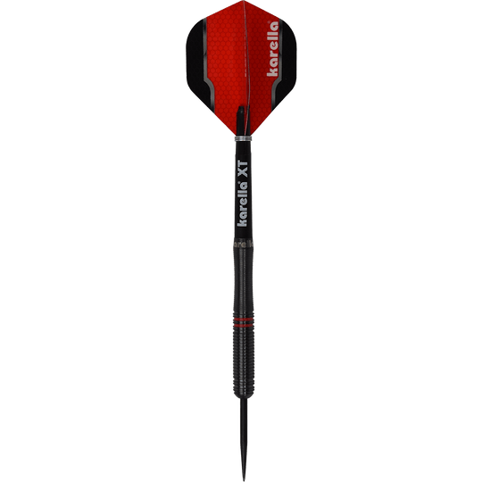 8204_Karella_Fighter_Steeldarts_1CCbbn7gjFXkUp Auf dem Bild ist ein Karella Fighter Steeldart zu sehen. Der Dartpfeil hat eine schwarze Spitze und ein rotes Flights mit dem Schriftzug "karella".
