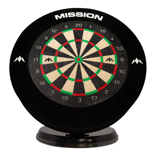 Das Bild zeigt ein Miniatur-Dartboard-Set mit dem Namen "Mission Mini Samurai Desktop Dartboard Set". Das Dartboard ist rund, steht auf einem kleinen Sockel und hat farbige Segmente sowie die Aufschrift "MISSION" oben.