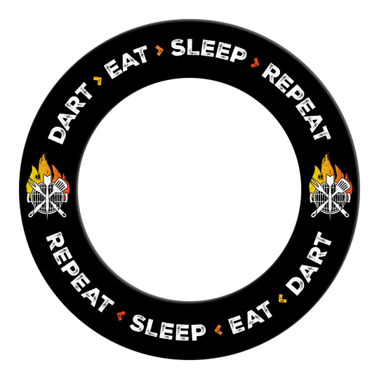 Abgebildet ist ein Produkt mit dem Namen MSF-I1_McDart_Dartboard_Surround_Dart_Eat_Sleep_Repeat_Schwarz_2. Das Bild zeigt Details und Gestaltung dieses Artikels.