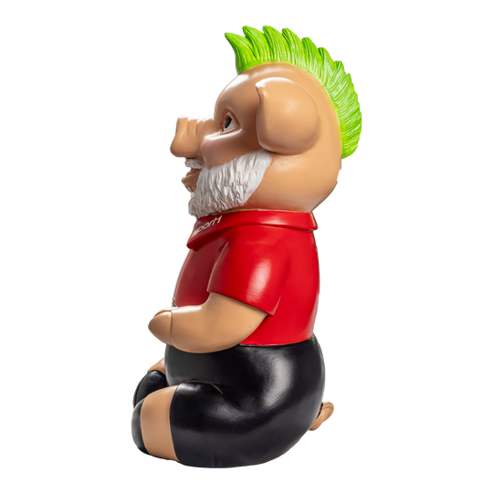 Sport1 Grinch Phrasenschwein Das Bild zeigt eine lustige Sparschwein-Figur mit einem grünen Irokesenschnitt und einem roten Shirt. Die Figur sitzt aufrecht und trägt zudem schwarze Shorts.