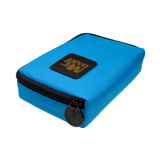707_McDart_Tasche_Klein_Blau_2 Die Abbildung zeigt die blaue McDart Tasche Klein mit einem schwarzen Reißverschluss. Auf der Oberseite ist ein schwarzes Logo mit der Aufschrift "MC DART" zu sehen.