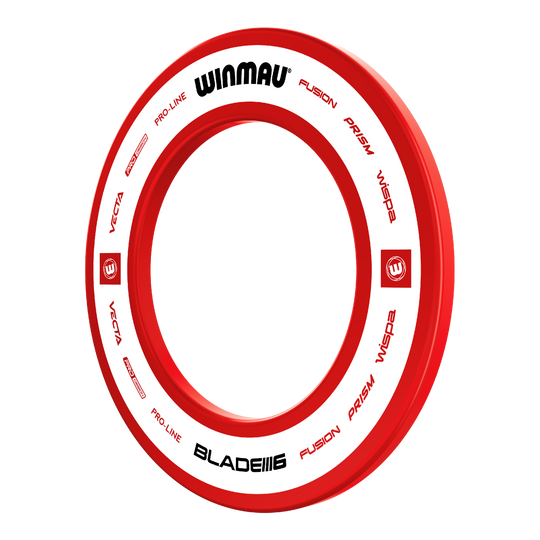 Das Bild zeigt das Winmau Pro-Line 2.0 Dartboard Surround in Rot. Es ist rund und enthält verschiedene Markennamen und Schriftzüge auf einem weiß-roten Hintergrund.