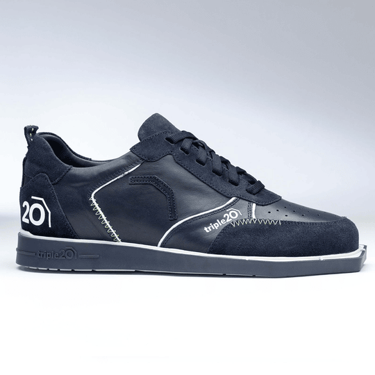 20102005-00_Triple20_Dartschuhe_Leder_Blau_Weiss_2 Der abgebildete Schuh ist der "Triple20 Dartschuh Leder - Blau Weiß". Er besteht aus blauem Leder mit weißen und grünen Akzenten und hat einen sportlichen Look.