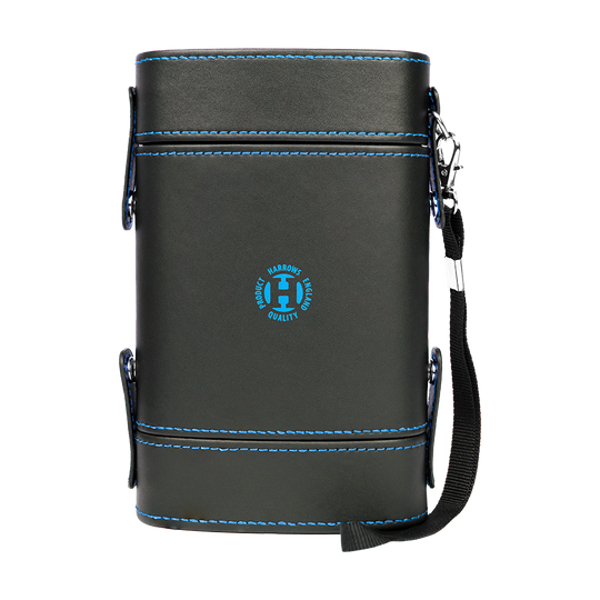 HRT-16419_Harrows_Prima_Dartcase_Aqua_2 Das Bild zeigt das Produkt "Harrows Prima Dartcase". Es ist ein schwarzes Dart-Etui mit blauen Nähten und einem Tragegurt.