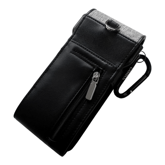 Cameo Thread Dartcase Das Bild zeigt ein elegantes schwarzes Etui mit einem Reißverschlussfach. Es hat einen silbernen Clip und eignet sich ideal zum Aufbewahren von Dartzubehör.