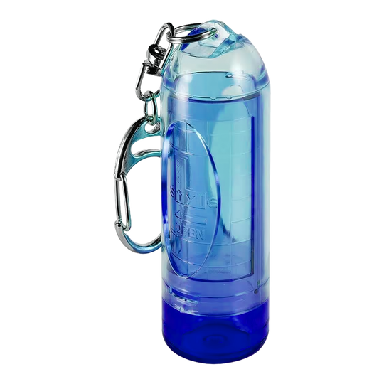 Dies ist ein blauer, transparenter Kunststoffbehälter mit einem Karabiner. Er eignet sich zum Aufbewahren kleiner Gegenstände und kann einfach an Taschen befestigt werden.