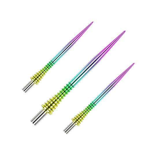 Das Bild zeigt drei bunte Steeldartspitzen mit einem Regenbogen-Farbverlauf. Die Spitzen haben einen strukturierten, gelb-grünen Griffbereich und gehören zum Produkt "Red Dragon Raptor Gripped Rainbow Steeldartspitzen 38mm".