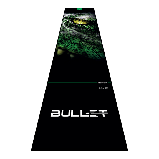 Bullet Gator Dartmatte Die Bullet Gator Dartmatte ist auf dem Bild zu sehen. Sie schützt den Boden und markiert die Abwurflinie beim Dartspiel.